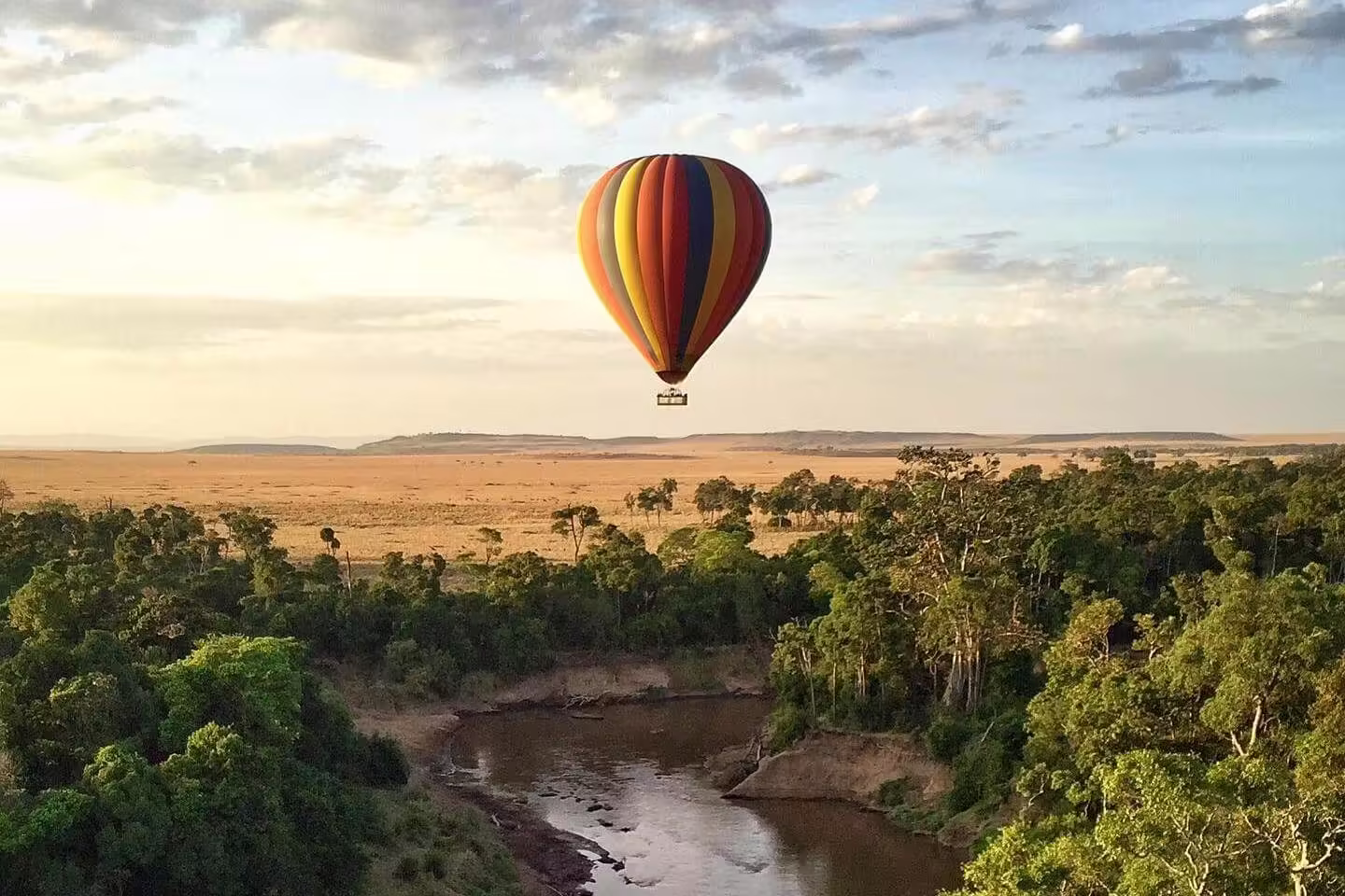 Hot air balloon over the mara river